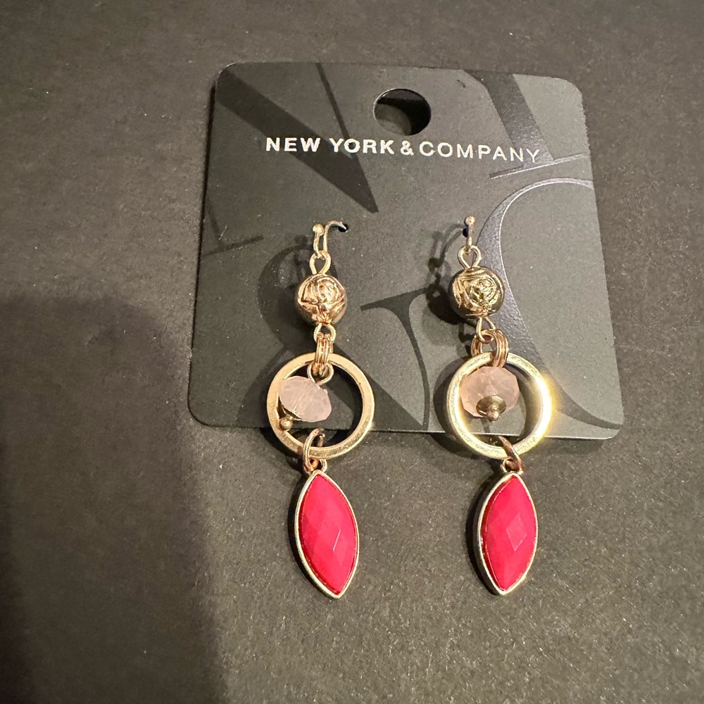 Lovely pink and gold tone necklace set.
